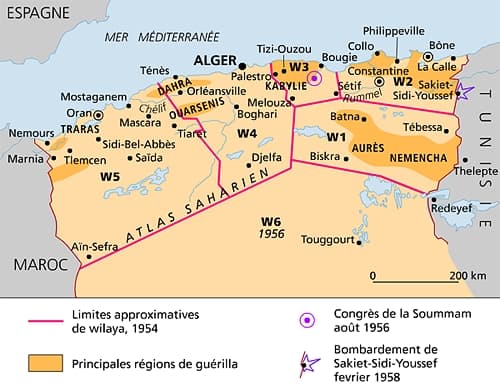 Carte de la guerre d'Algérie (1954–1962) montrant les wilayas, les principales régions de guérilla et les événements clés.